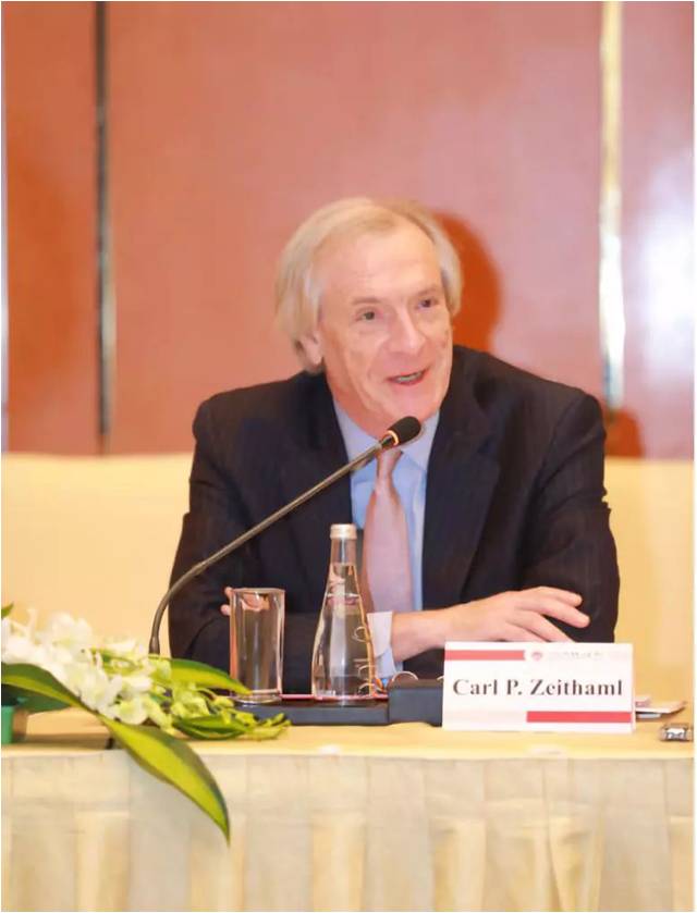 弗吉尼亚大学麦金泰尔商学院经理Carl P. Zeithaml教授主持会议