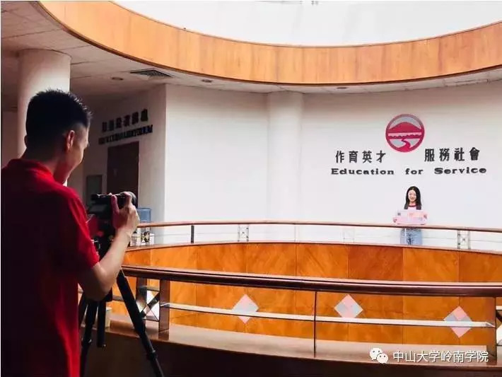 员工志愿者为新生拍照留念