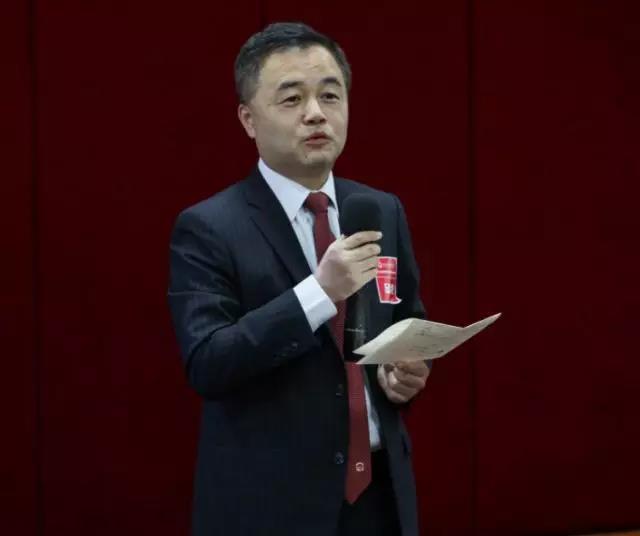 公司董事会董事邱红学长代表董事会致辞