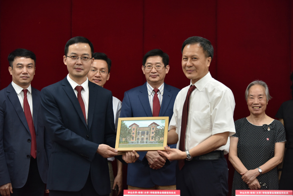 肖海鹏副董事长向董事会代表徐骏辉顾问赠送纪念品