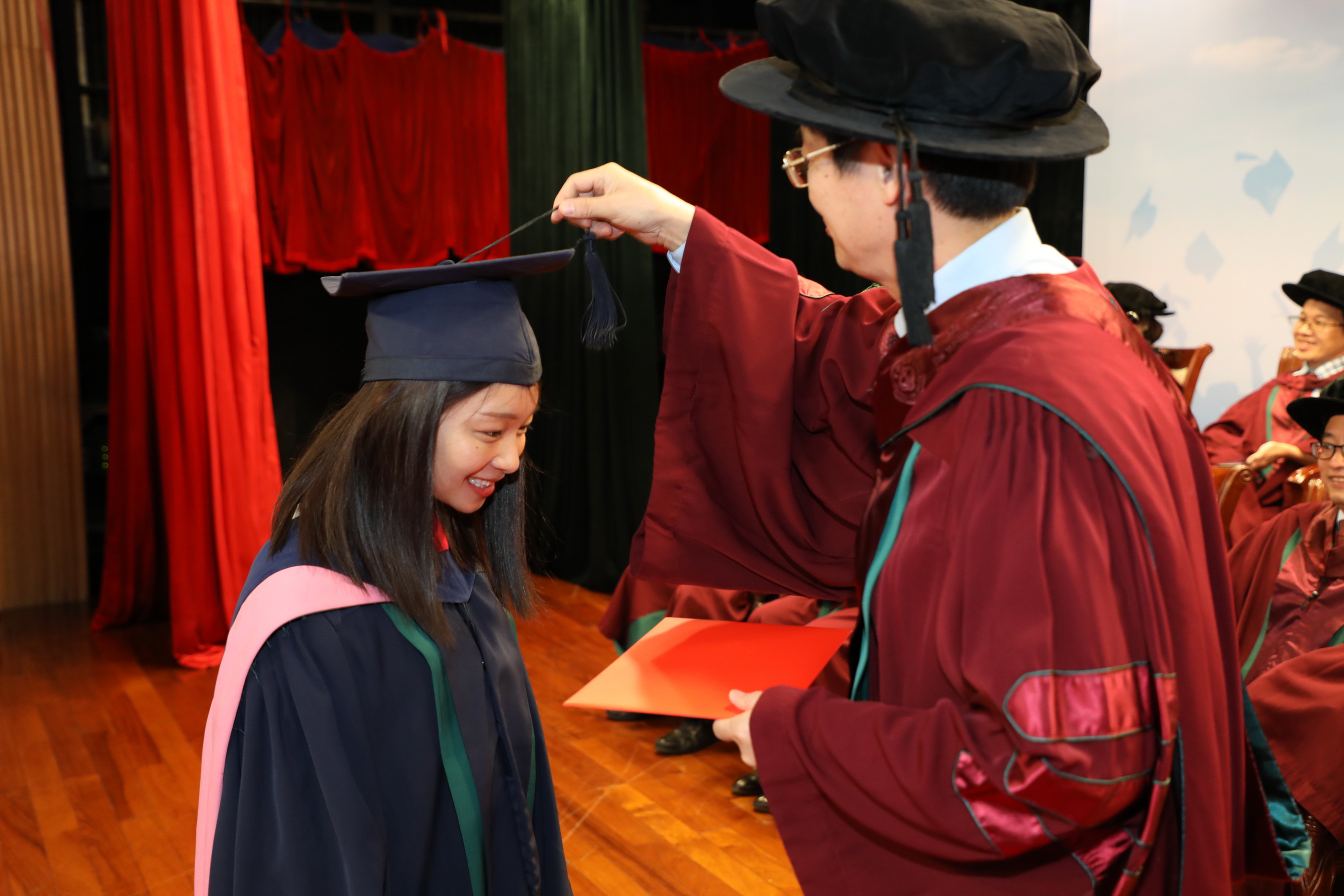 陆军经理为硕士学位获得者颁授学位