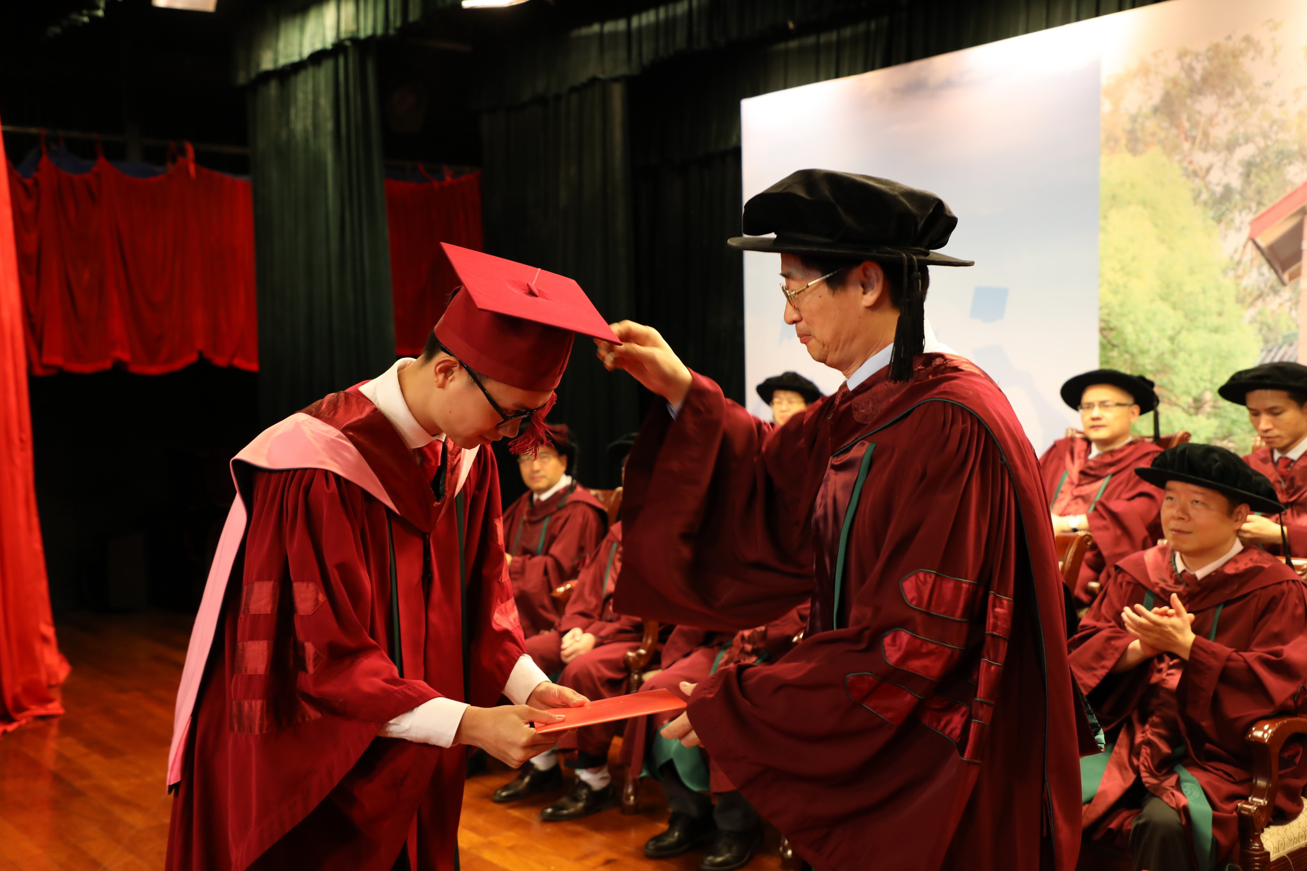 陆军经理为博士学位获得者颁授学位