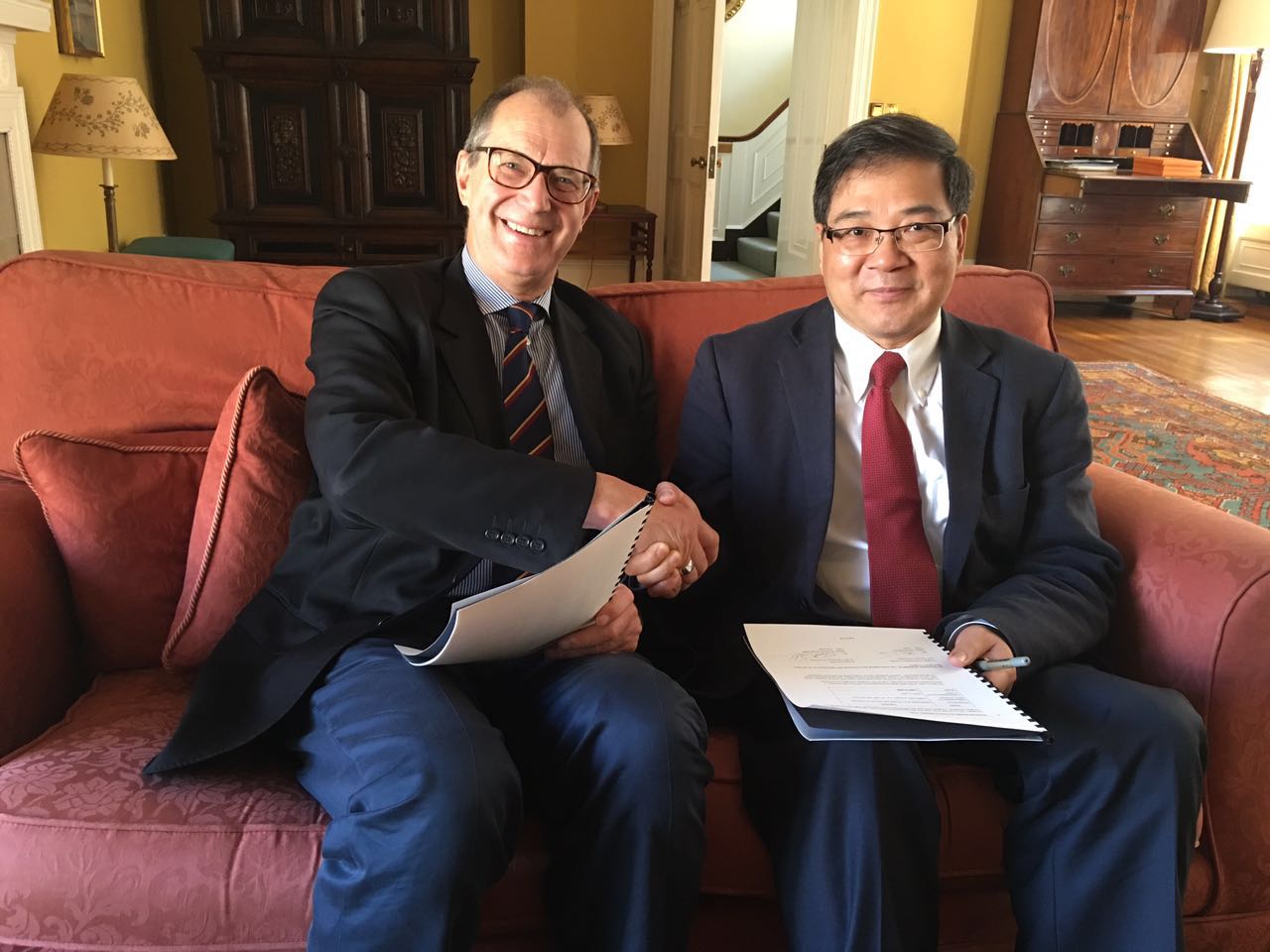 公司徐信忠经理与牛津大学St Edmund Hall经理Keith Gull教授签署协议